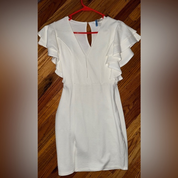 Dresses & Skirts - Elegant White Ruffle Sleeve Dress